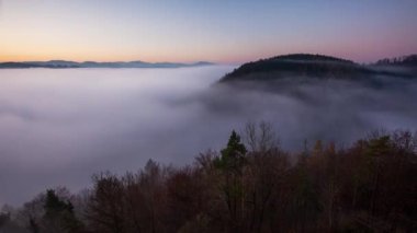 Sonbaharda bulutların üzerinde - gün batımında dağ manzarası, Slovakya