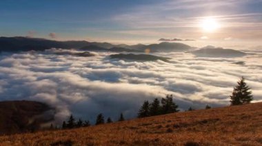 Dağ manzarasında dramatik bir günbatımı - zaman atlaması