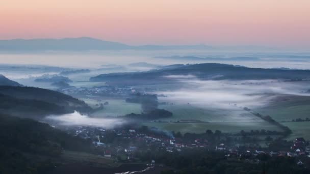 Zeitraffer Der Herbstlichen Landschaft Hügel Und Dörfer Mit Nebligem Morgen — Stockvideo