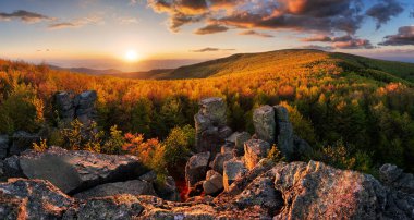 Dağların panoramik manzarası harika. Tepeler gün ışığında parlıyor. 