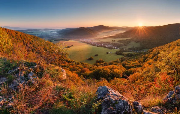 Осенняя Горная Панорама Золотым Лесом Деревней Словакии — стоковое фото