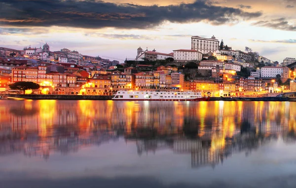 Porto Douro Nehri Yansıması Ile Alacakaranlıkta Portekiz — Stok fotoğraf