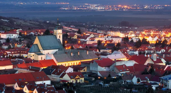 Pequena Cidade Eslováquia Svaty Jur Noite — Fotografia de Stock