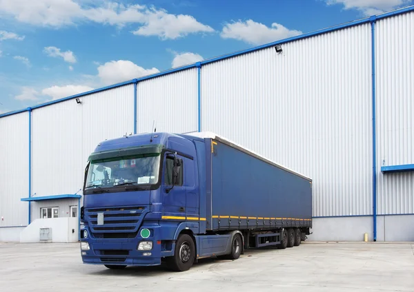 Truck, warehouse building — Stock Photo, Image