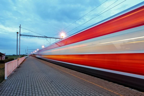 Estación de tren en movimiento borroso por la noche — Foto de Stock