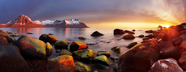Meeresküste bei Sonnenuntergang, Norwegen — Stockfoto