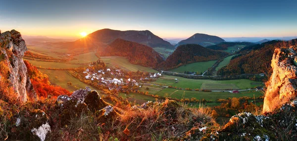 Outono paisagem montanhosa — Fotografia de Stock