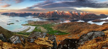 Sunset lofoten dağ üzerinde