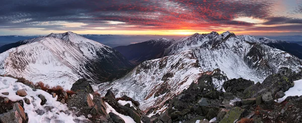 Majestätiska solnedgång i vinter berg — Stockfoto