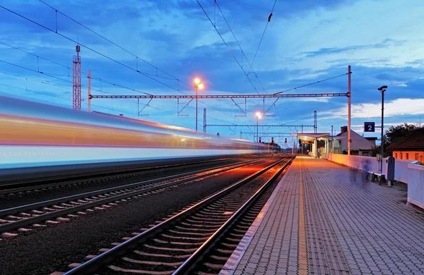 Treinstation in bewegingsonscherpte — Stockfoto