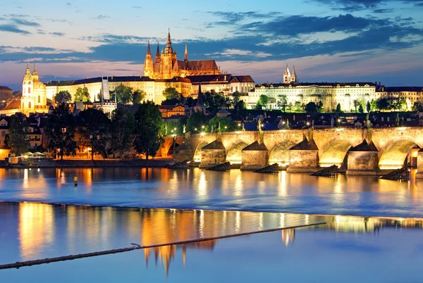 Prags slott och Karlsbron — Stockfoto