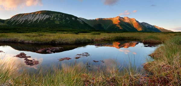 Belianske Tatras con el lago Trojrohe — Foto de Stock