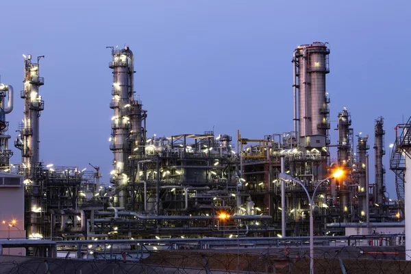 Skrzyżowane rafinerii ropy naftowej - fabryki — Zdjęcie stockowe