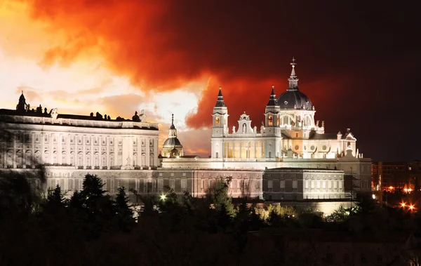 Madrid 'deki Almudena Katedrali — Stok fotoğraf