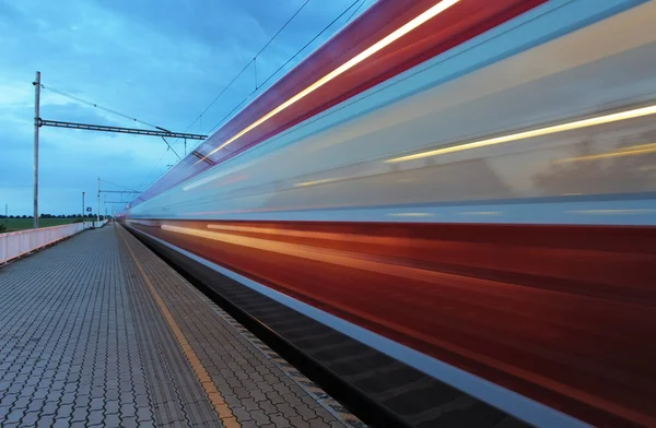 Tren en ferrocarril a velocidad —  Fotos de Stock