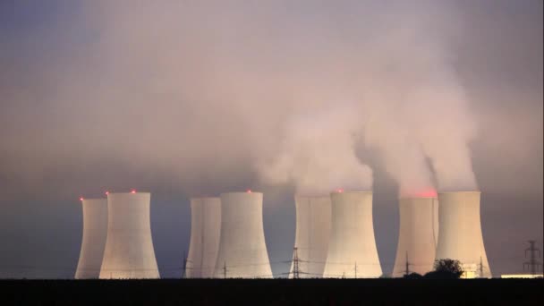 Elektrownia jądrowa w nocy — Wideo stockowe