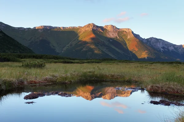 スロバキアのタトラ山脈の moutnain の湖 — ストック写真