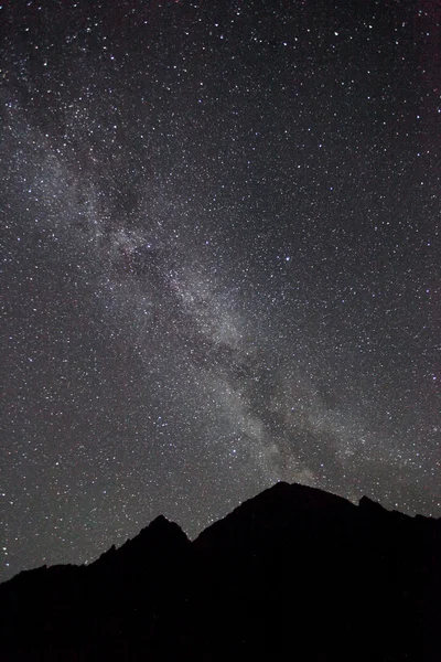 Cielo notturno, Via Lattea con montagna — Foto Stock