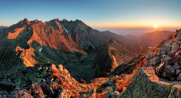 Solnedgång bergspanorama från peak - Slovakien tatras — Stockfoto