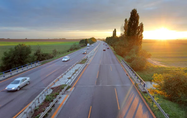 Droga autostradą z samochodów — Zdjęcie stockowe
