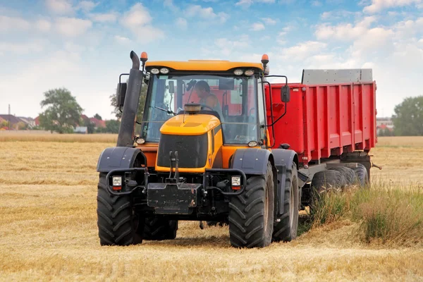 Tractor en campo de trigo — Foto de Stock