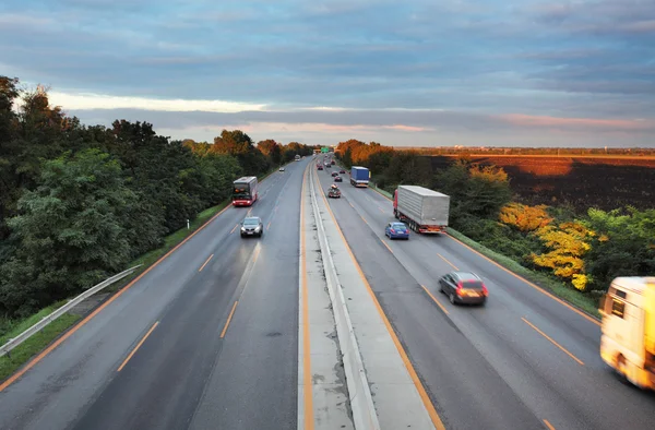 Droga autostradą z samochodów — Zdjęcie stockowe