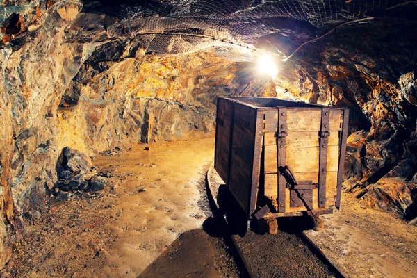 Min guld underjordisk tunnel järnväg — Stockfoto