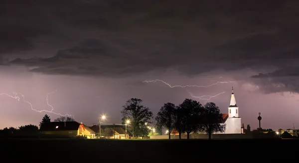 Lightning bolts over church — Stock Photo, Image