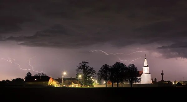 Relâmpagos sobre a igreja — Fotografia de Stock