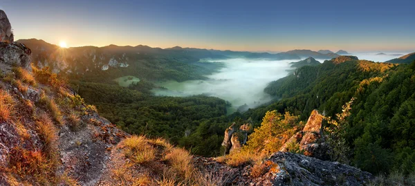 Rocky mountain při západu slunce — Stock fotografie