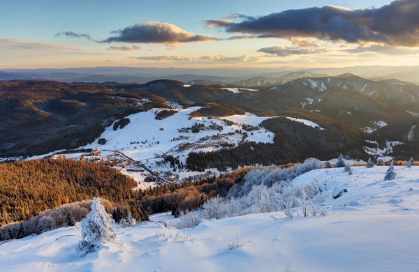 Slovensko lyžařské středisko na zimní — Stock fotografie