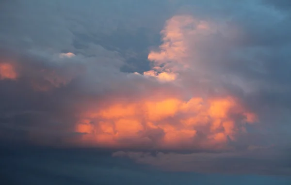 Nuvens cúmulos ao pôr-do-sol — Fotografia de Stock