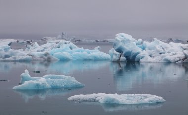 Mavi icebergs yüzen jokulsarlon buzul lagook, İzlanda