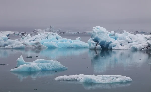 Icebergs azuis flutuando na lagoa glacial Jokulsarlon, Islândia — Fotografia de Stock