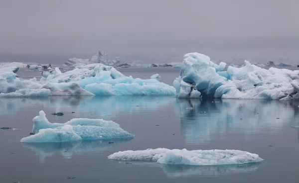 Blauwe ijsbergen drijvend in jokulsarlon glaciale lagook, IJsland — Stockfoto