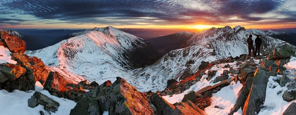 Majestätiska solnedgång i vinter berg — Stockfoto