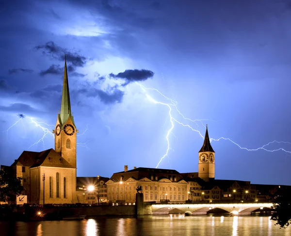 Fraumunster - Zurigo con un fulmine — Foto Stock