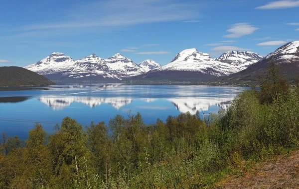 Fiordo de Noruega en primavera cerca de Tromso — Foto de Stock