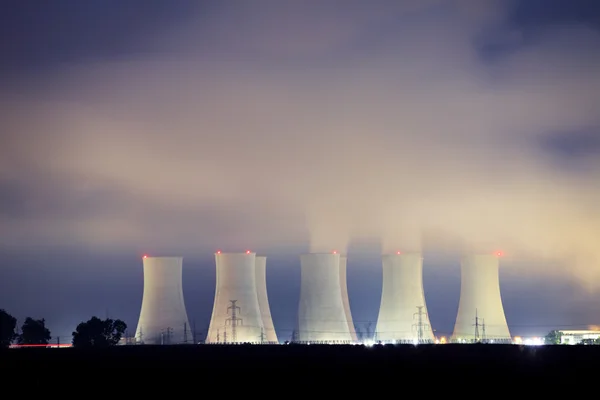Атомная электростанция ночью — стоковое фото