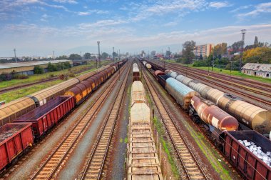 Gün batımında konteynırla birlikte kargo treni platformu