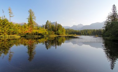 Slovakya güzel göl - strbske pleso içinde yüksek tatras, yaz