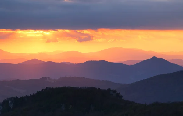 Günbatımı üzerinde renk dağ siluet. — Stok fotoğraf
