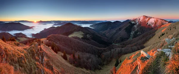 斯洛伐克山峰 Osnica 日出-秋天全景 — 图库照片