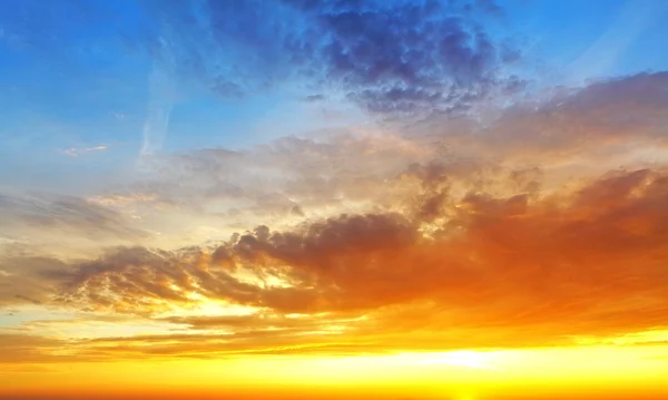 Himmel mit dramatischem bewölkten Sonnenuntergang und Sonne — Stockfoto