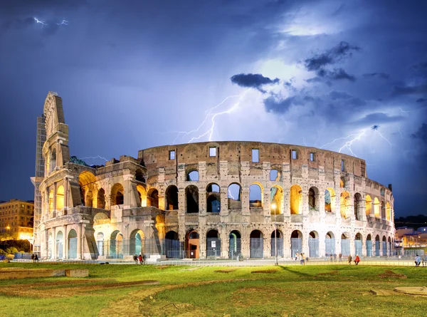 Rom - Kolosseum mit Sturm — Stockfoto