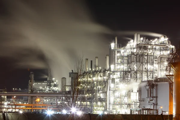 Usine pétrochimique de raffinage de pétrole et de gaz dans la nuit — Photo