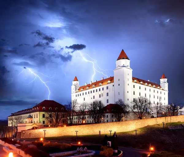 Bratislava Burg aus dem Parlament in der Dämmerung - Slowakei — Stockfoto