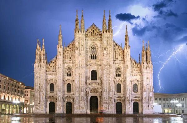 Cúpula de la catedral de Milán en tormenta - Italia —  Fotos de Stock