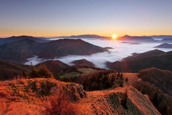 Bergherbstlandschaft bei Sonnenaufgang mit Nebel in der Slowakei — Stockfoto