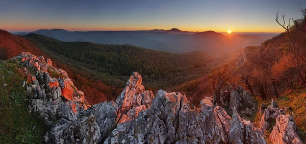 Natuur berg zonsondergang - panoramisch, Slowakije, Male Karpaty — Stockfoto